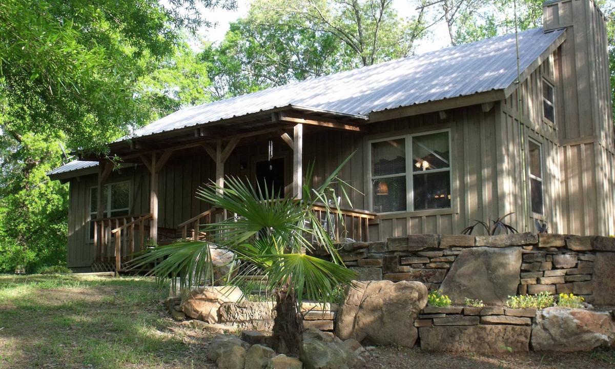 Pearcy Cabin | Spacious Cabin on 18 beautiful acres 20min from downtown. Spa services available