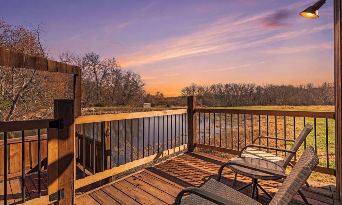 Bucyrus House | Spacious KC Creekside Lodge Retreat with Fire Pit and Views