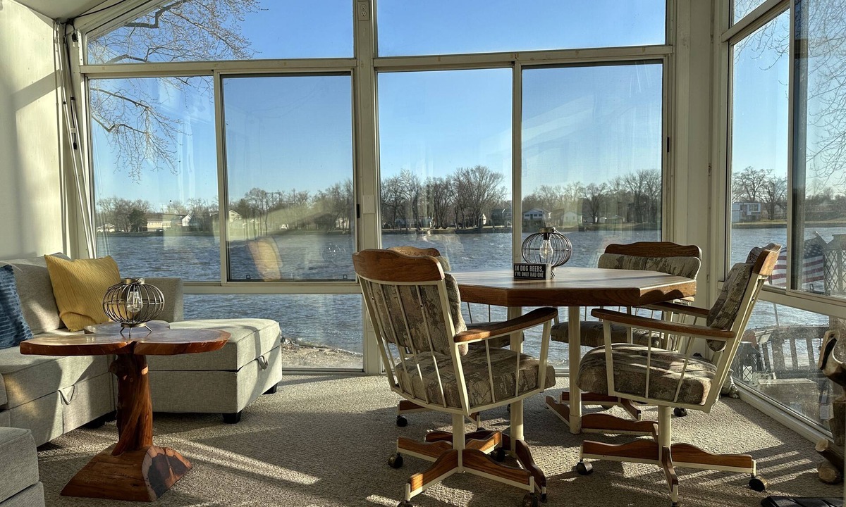 Moline House | Spacious River Ranch w/Dock!