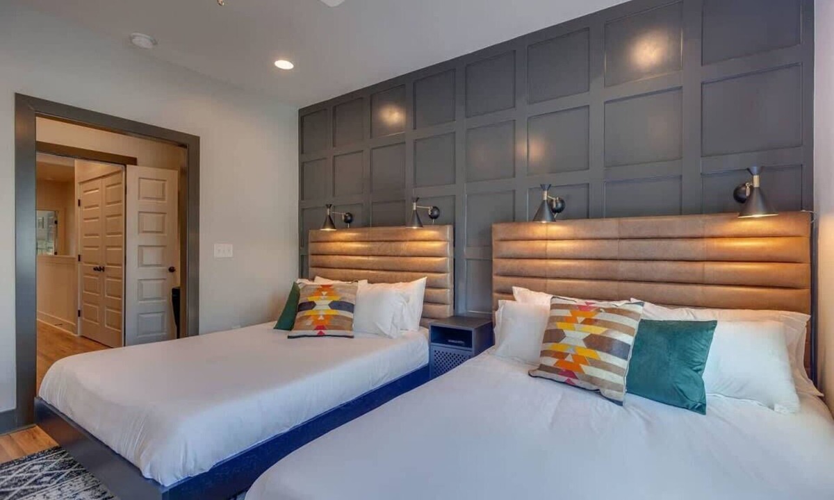 Greenwood House | Spacious & Walkable East Nash Designer Twin Homes | Sleep 20 with Smart TVs, Workspaces & Fast WiFi | 2 Garages & Full Kitchens | Walk to Mas Tacos, 10 Min to Broadway | 24 Hr Hospitality