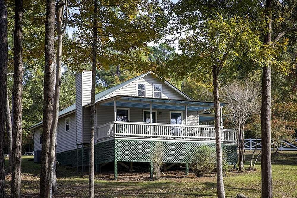 Zwolle Cabin | Spacious Waterfront Cabin Overlooking Private Pond near Zwolle, Louisiana