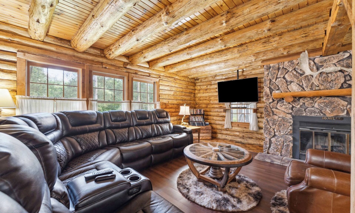 Mauston Cabin | Sprawling Cabin Estate with Hot Tub and Games