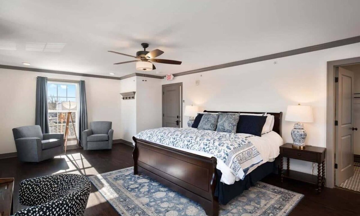 Waldron Apartment | Stay on Main King Bed Scenic Views Eat and Shop