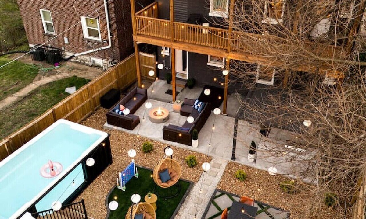 St. Louis House | StayAtlas Retreat w/Pool, Gym, Sauna, Games, BBQ