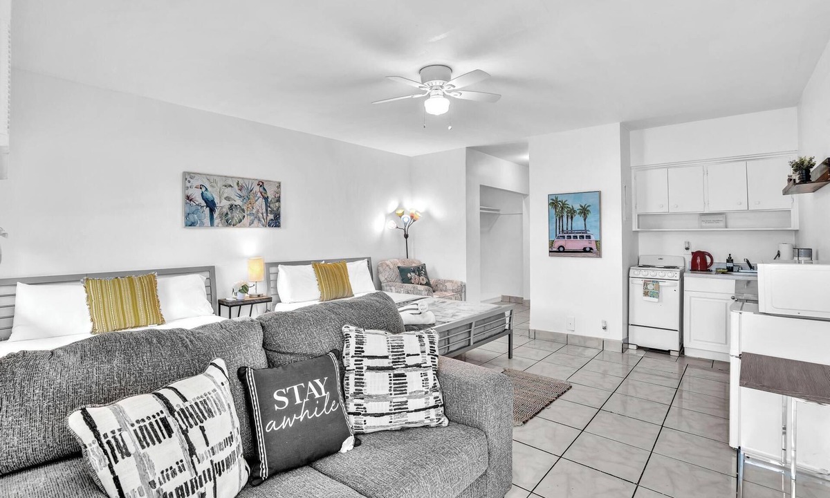 Downtown Hollywood Apartment | Studio Retreat with 2 Queen Beds @ Hollywood Blvd