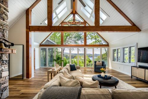 Cullowhee House | Stunning 4BR Retreat, Deck, Ping Pong, Near Marina