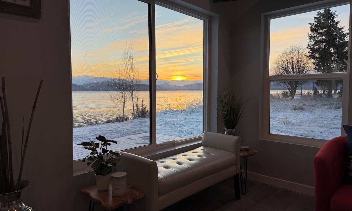 Homer Cabin | Stunning modern 2-bedroom Beach House with waterfront and glacier views