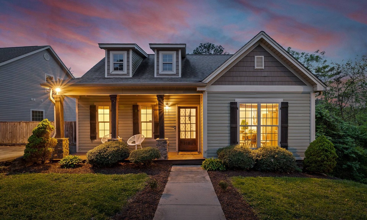 North Chattanooga House | Stylish & Comfy ~ 5★ Location ~ Game Room ~ Decks!