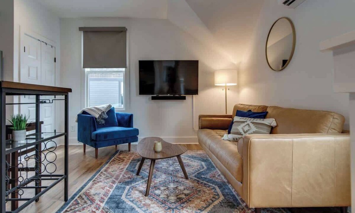 Greenwood House | Stylish East Nash Townhouse, Walk to Favorite Eats | Cozy Den, Workspace, Smart TVs & Fast WiFi | Full Kitchen, Garage & 24 Hr Hospitality | Near Mas Tacos, Rosepepper & Five Points | 10 Min to Broadway