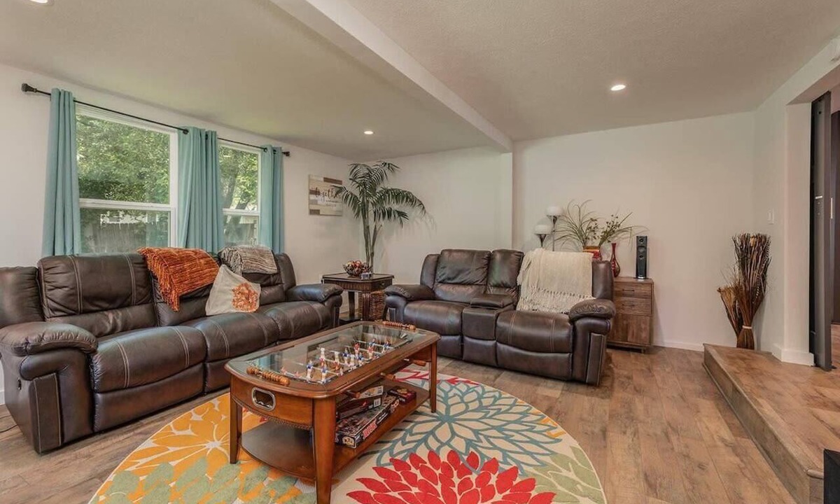 Springfield House | Stylish Modern Home: Entertaining Den & Prime Location!