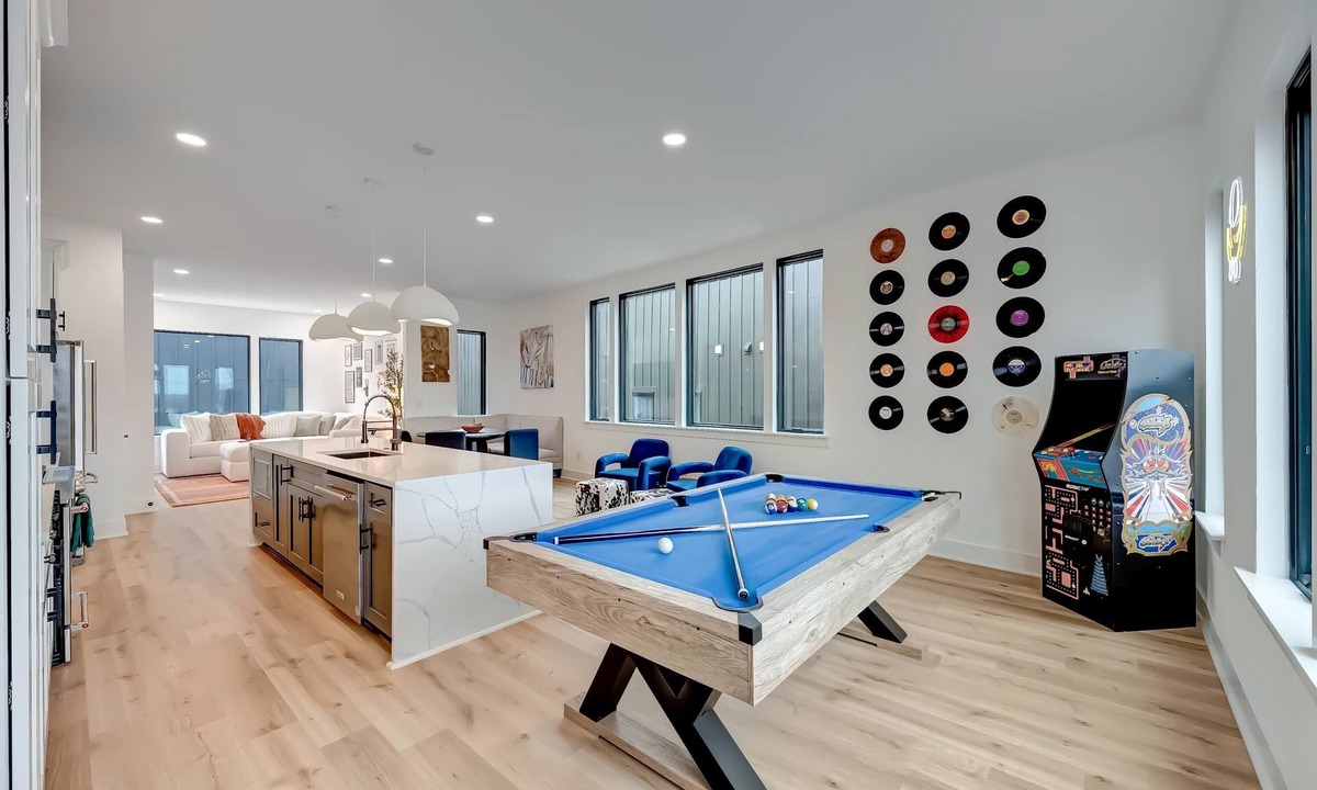 Hurwood Heights House | Summer rooftop hot tub, game zone, sauna near Broadway and Geodis Park