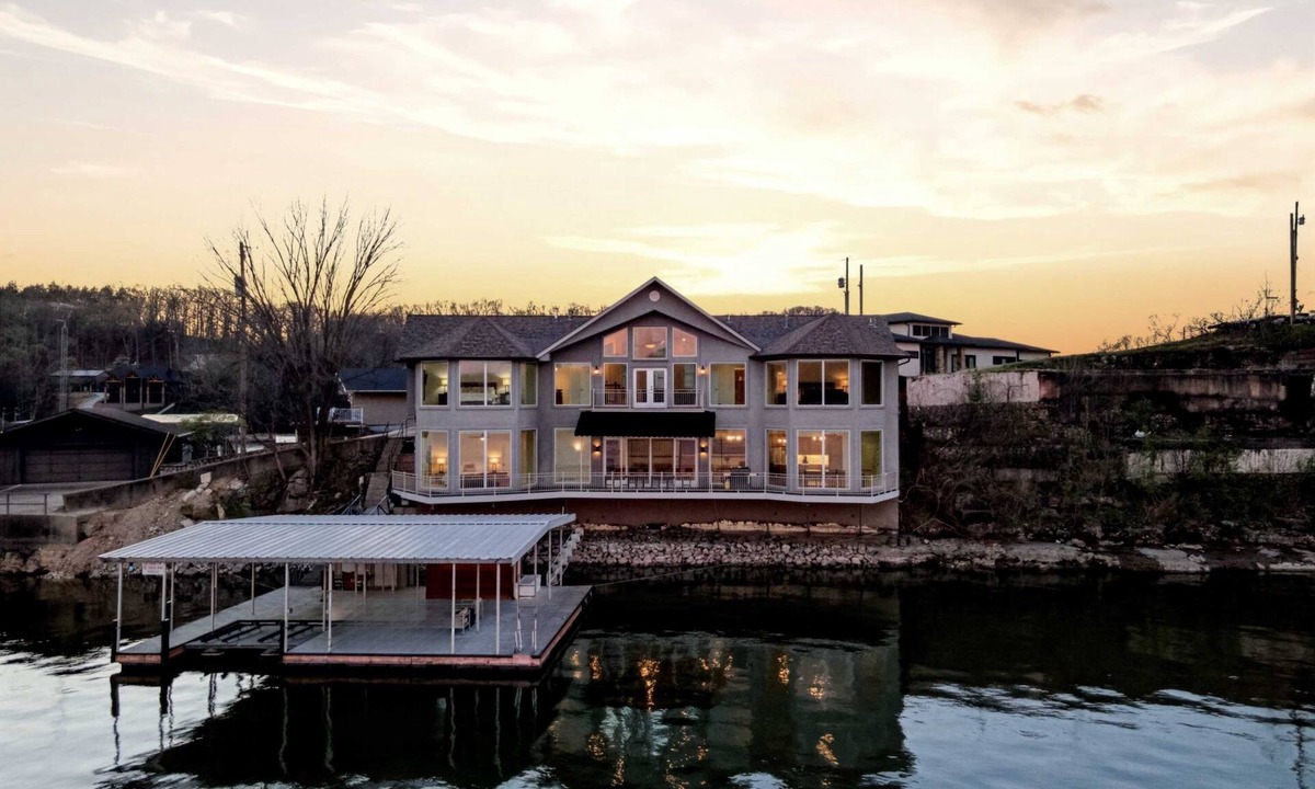 Camdenton House | Sunrise Shores Estate - Luxury Lakefront - 4BD-4BA-4500 SQ FT-Sleeps 12-14 PPL