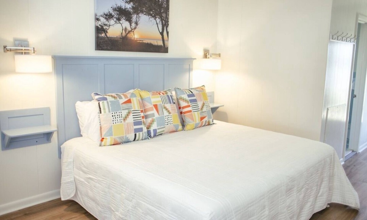Ocracoke Cabin | 'Sunset Suite' Bluff Shoal Motel Room 4