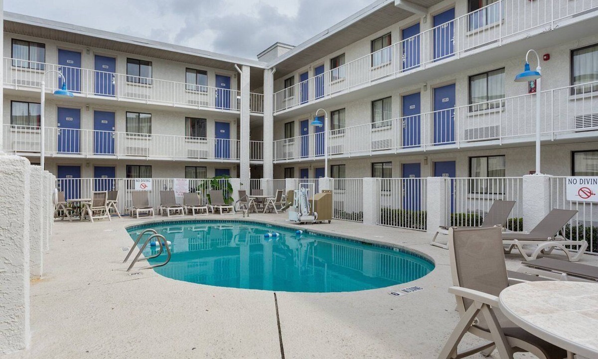 Broadmoor Hotel | Super 6 Inn & Suites Baton Rouge