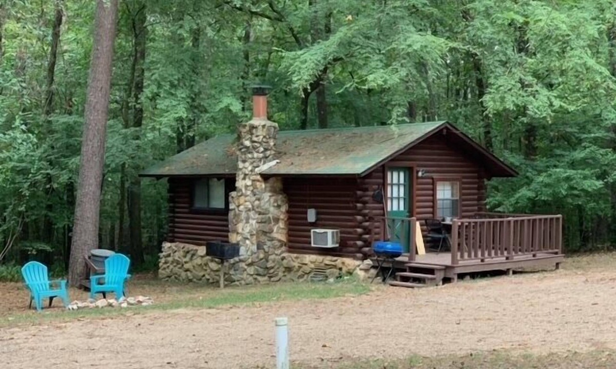 Broken Bow Cabin | Sweet Pea Place | Sleeps 4 | Fireplace, Fire Pit & Near Beavers Bend