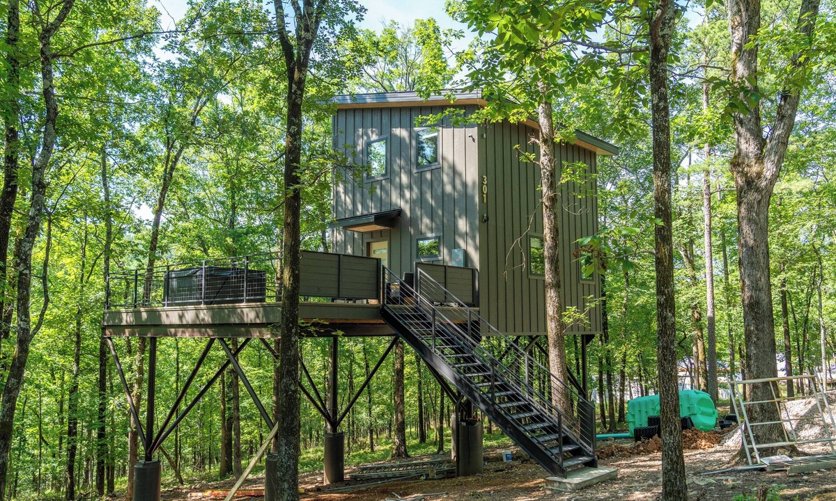 Hot Springs Cabin | The Arrow Treehouse - Sleeps 6