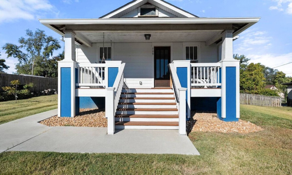 St. Charles Historic District House | The Barker Bungalow - Charming 3 bedroom in Historic Town near shops and dining