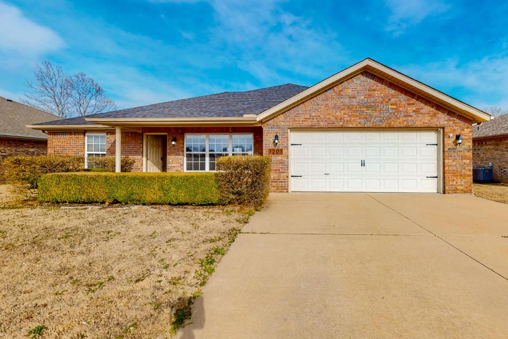 Bentonville House | The Brick Beauty on Cabriolet