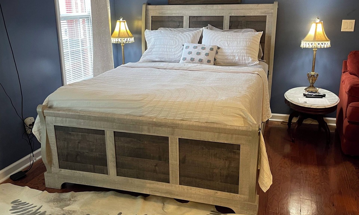 Camden Apartment | The Dolly Parton Fan Studio