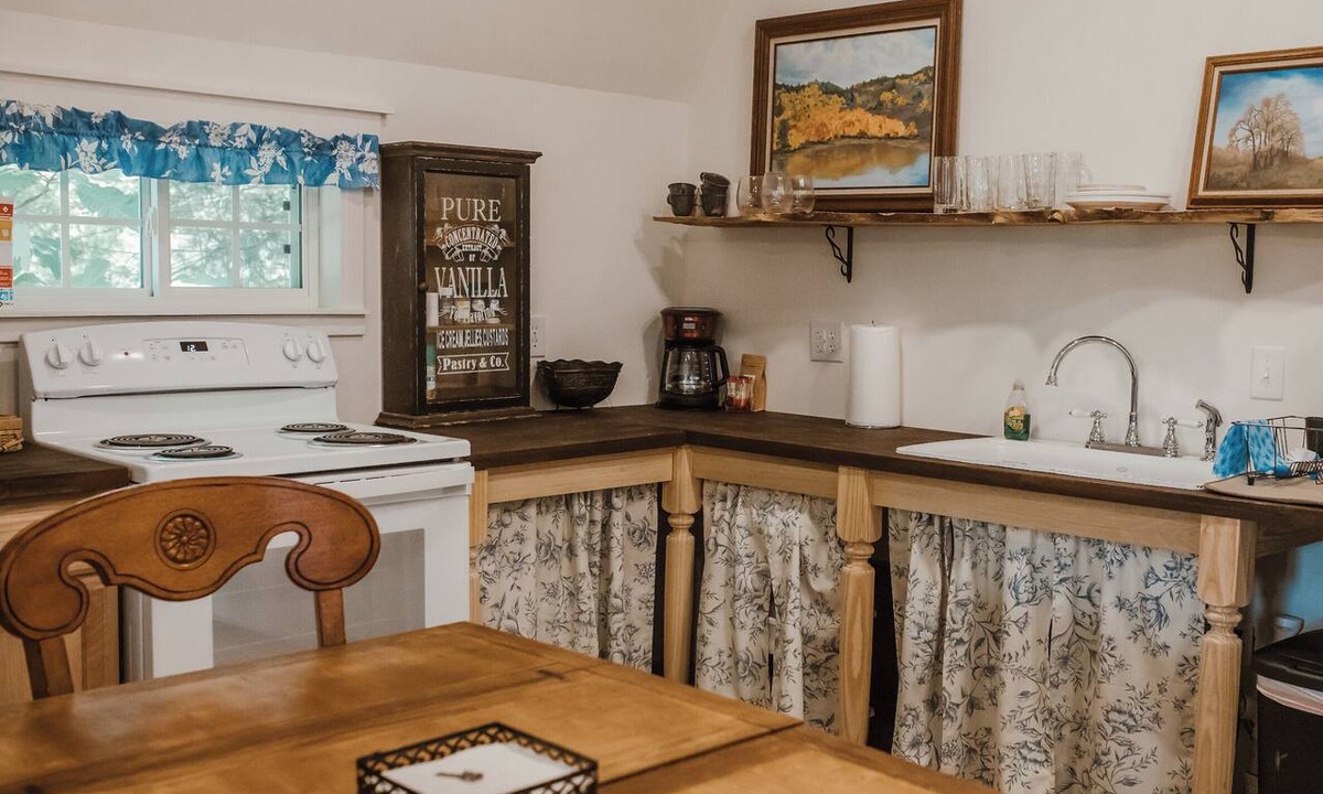 McMinnville Cabin | The Ewe's Nest - Farm Stay Near Hiking, Waterfalls, Kayaking & Caves