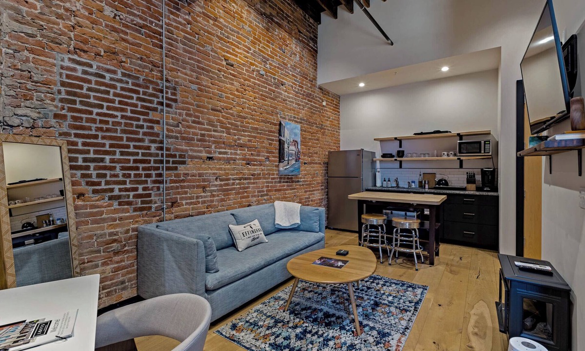 Effingham Apartment | The Exchange. Cozy Studio., XCHNG Studio
