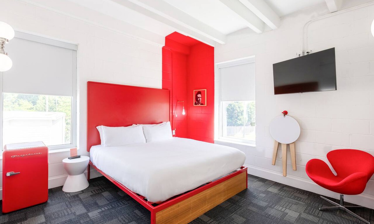 East Hill Hotel | The Gallatin (312) Hip East Nashville Neighborhood!