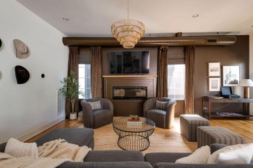 Edgehill House | The Gambler - Pool Table Plus Rooftop with Firepit