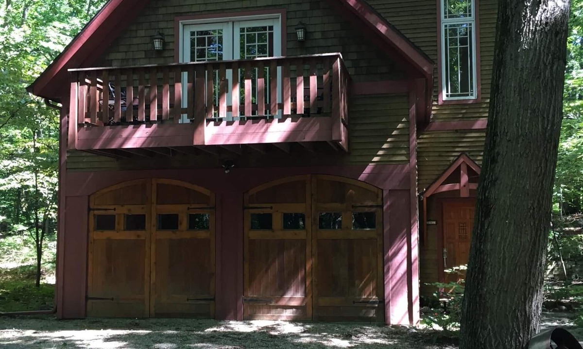 Harbert House | The Harbert Beach Cottage in the Woods + Level 2 NACS EV charger