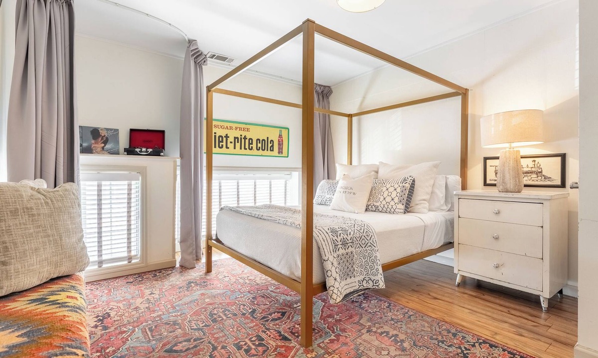Livingston House | The Miller on the Livingston Square!