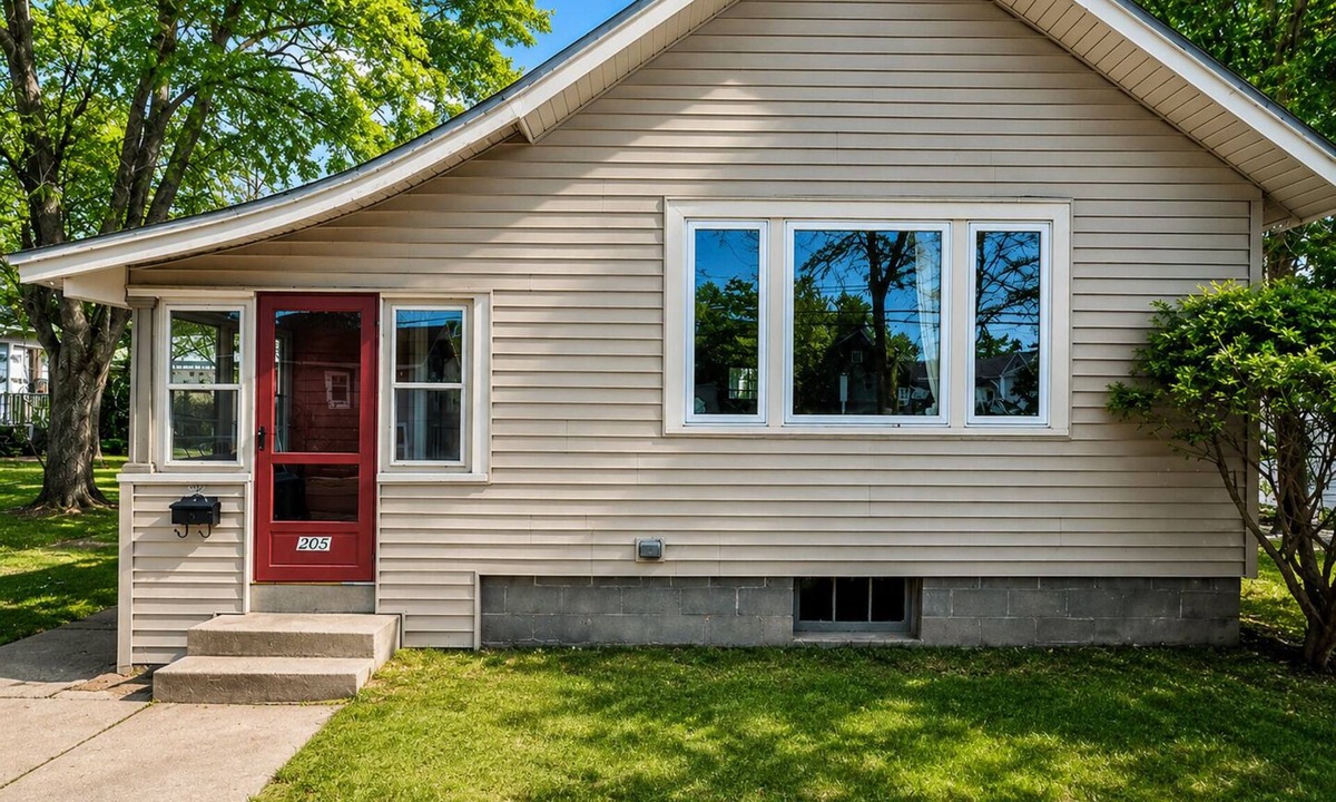Waupaca House | The Pine House - Sleeps 8 - Downtown Waupaca