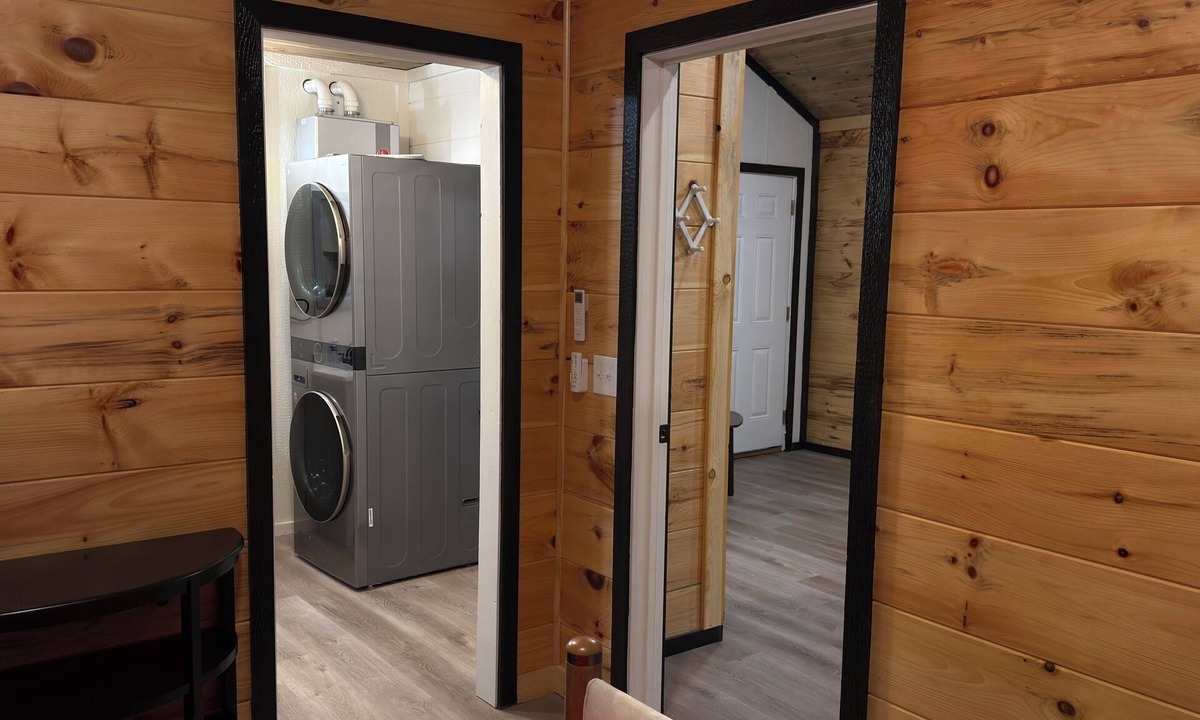 Shelburn Apartment | The Rooster’s Nest Cabin – Rustic Farmhouse Escape