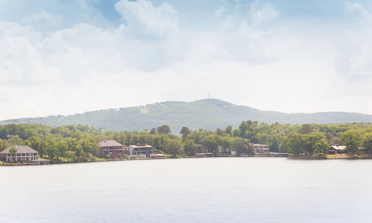Lake Hamilton Condo | "The Sea Ray" 2 King Beds & Pickleball Court. Great Sunset Views with Boat Slip!