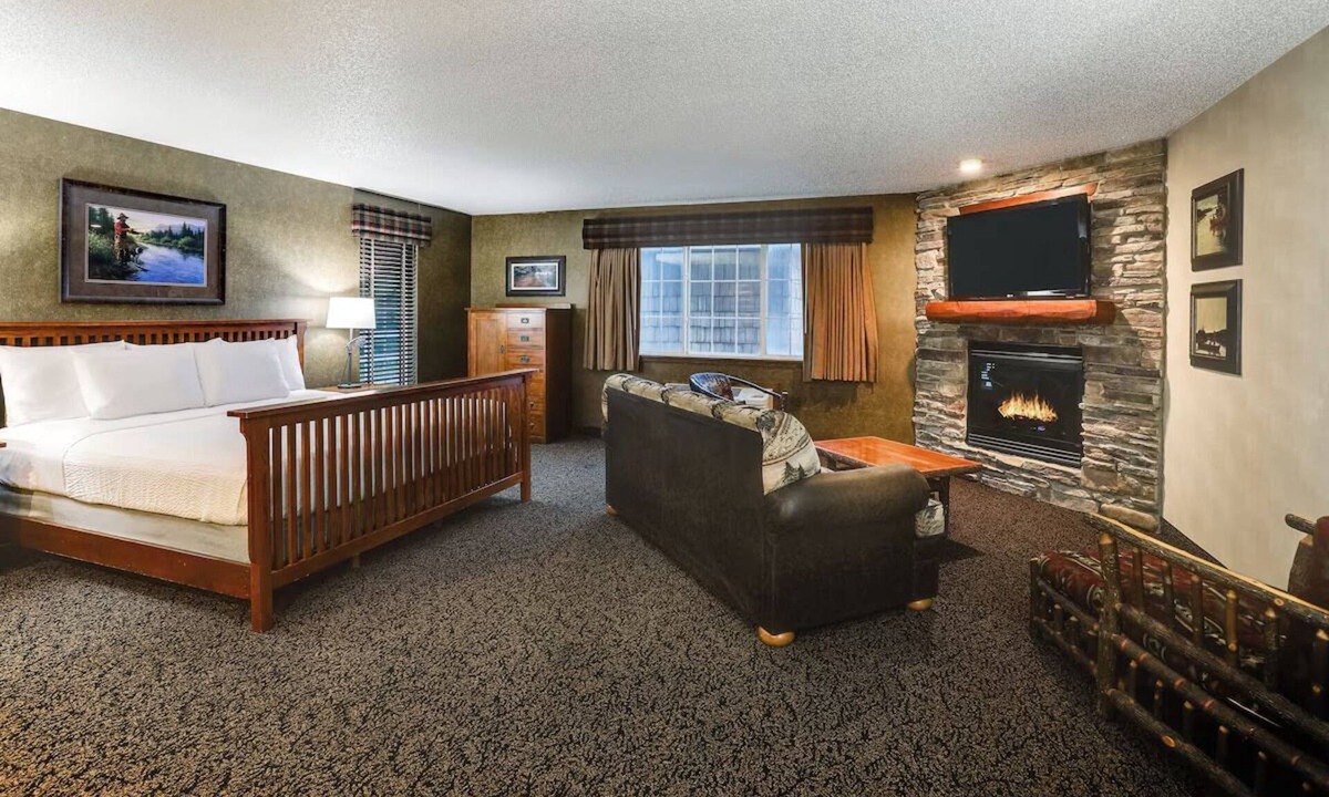 St. Joseph Hotel | Theme Suite Whirlpool, Stoney Creek, Living Room and Hot Tub | 2 Units