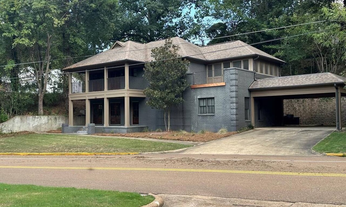 Oxford House | TOTAL REMODEL 4-bedroom Oxford Home .5 miles to Square & .7 miles to Campus