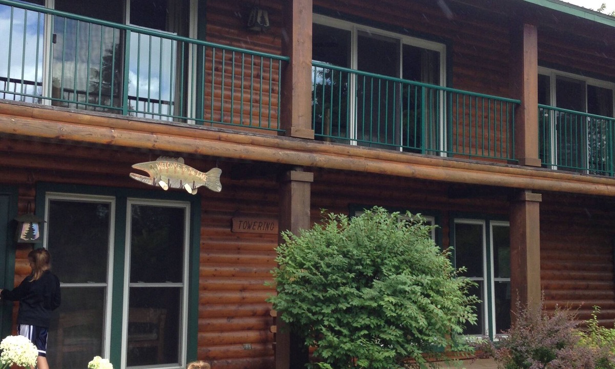 Mikana Cabin | Towering Pine Cabin: Your Family’s Perfect Getaway