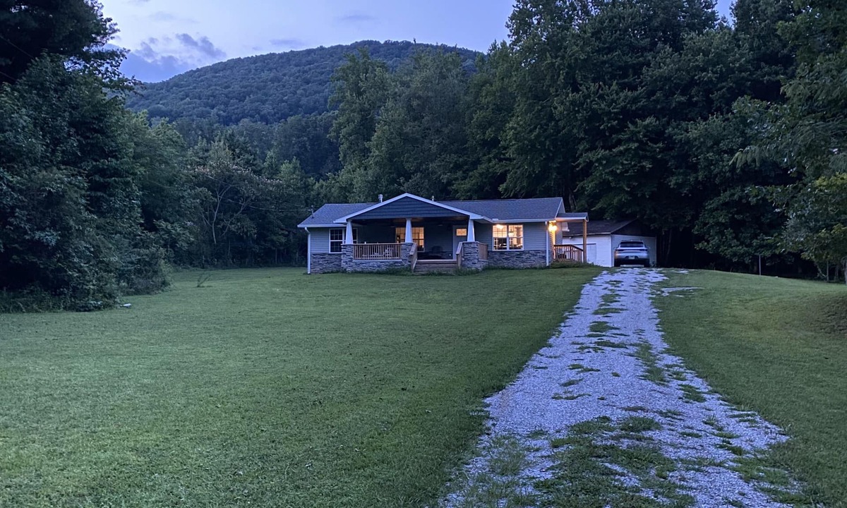 Harriman House | Trailer and pet-friendly! Hot tub! Minutes to Windrock and Frozen Head!