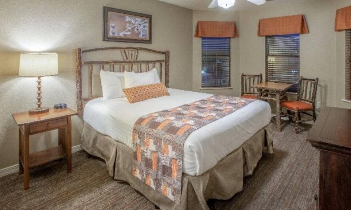 Branson Apartment | Two 2BR Villas l Outdoor & Indoor Pools, Golf, Courts & Onsite Movies!