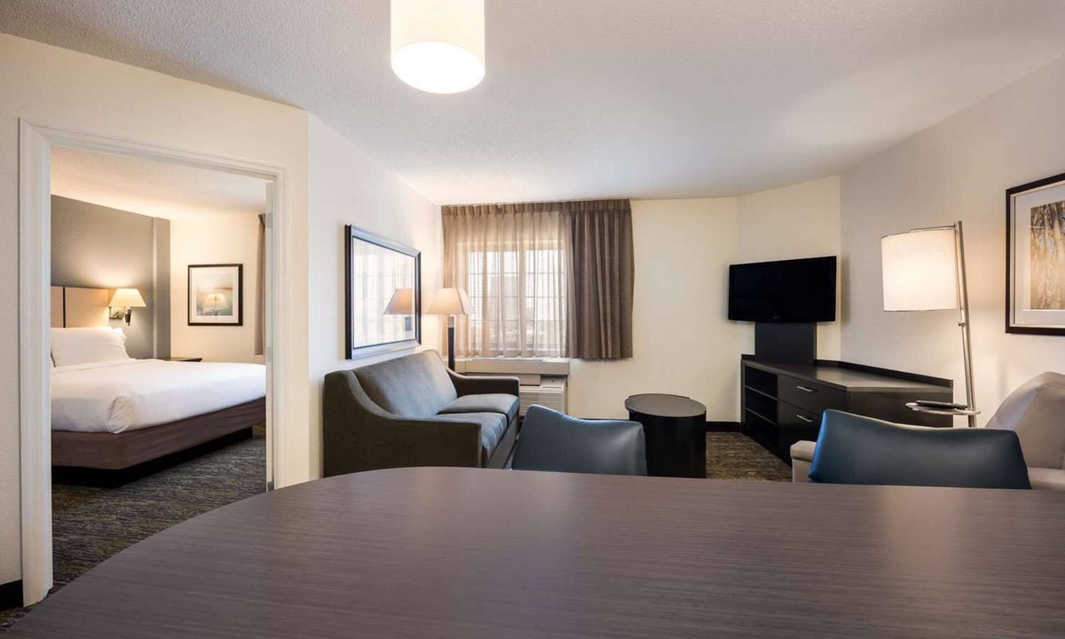 Brentwood Hotel | Two Relaxing Suites with Full Kitchens l Close to Nashville Zoo & Nature Trail