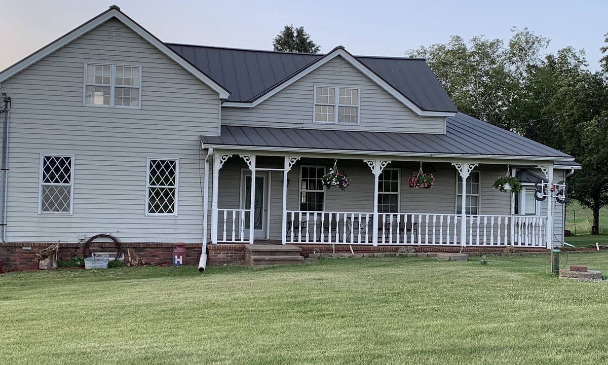 Mondovi House | Vintage 2 or 4 Bedroom Farmhouse 1.5 miles from Mondovi