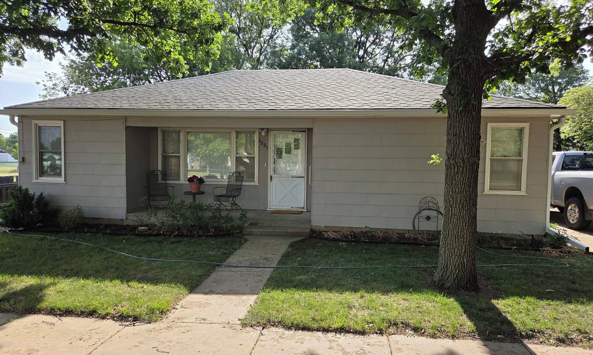 Russell House | Vintage on Lincoln - 3-bedroom 1 bath house in Russell,Ks.