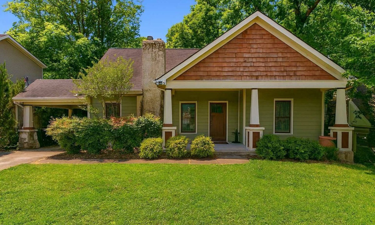 East Hill House | Walk 2 Restaurants/Bars in this East Nash Charmer!