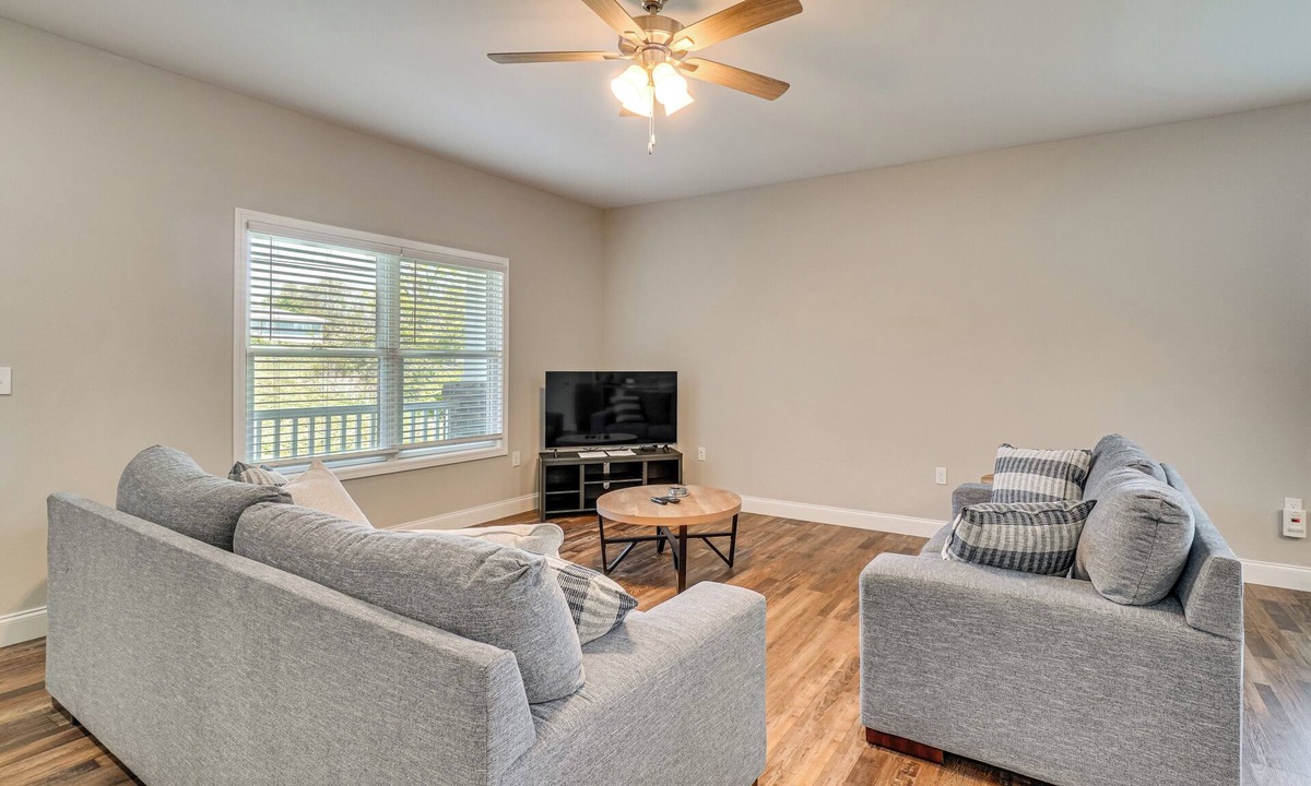 Crossville House | Walk to Cumberland County Playhouse! Modern Home