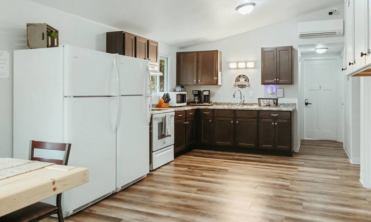 Plover Apartment | Washington Manor Room #7