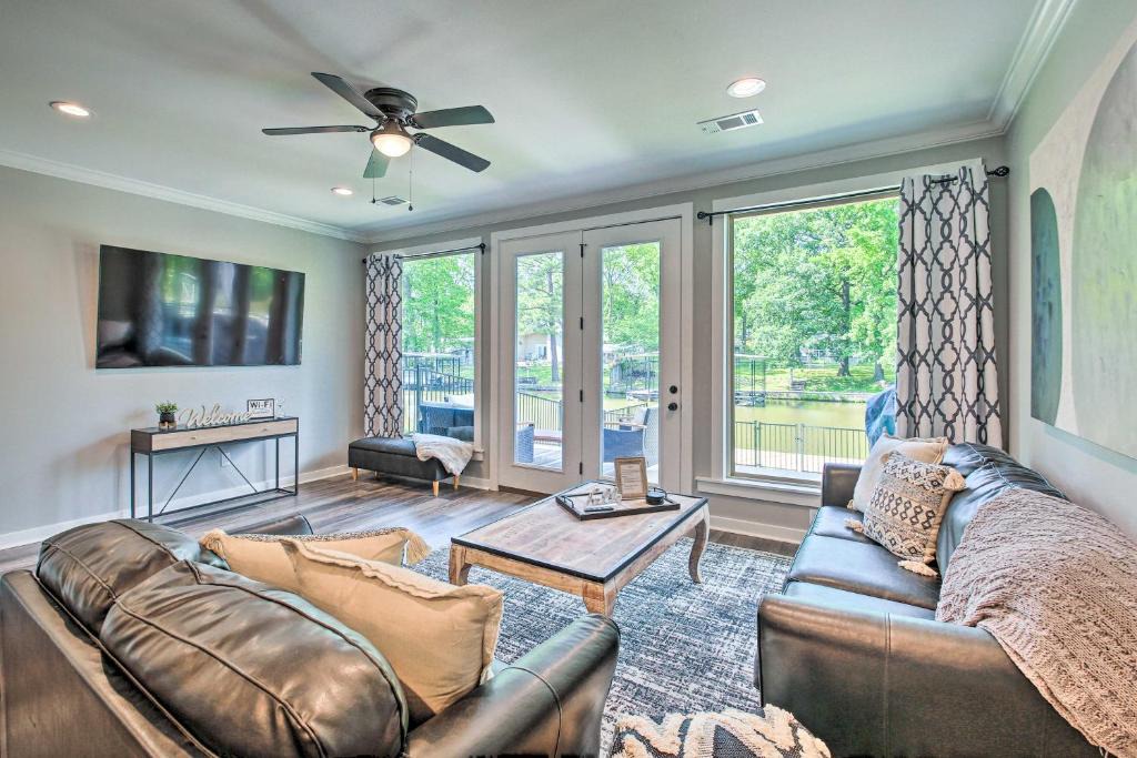 Lake Hamilton House | Waterfront Lake Hamilton Home Dock and Grill!