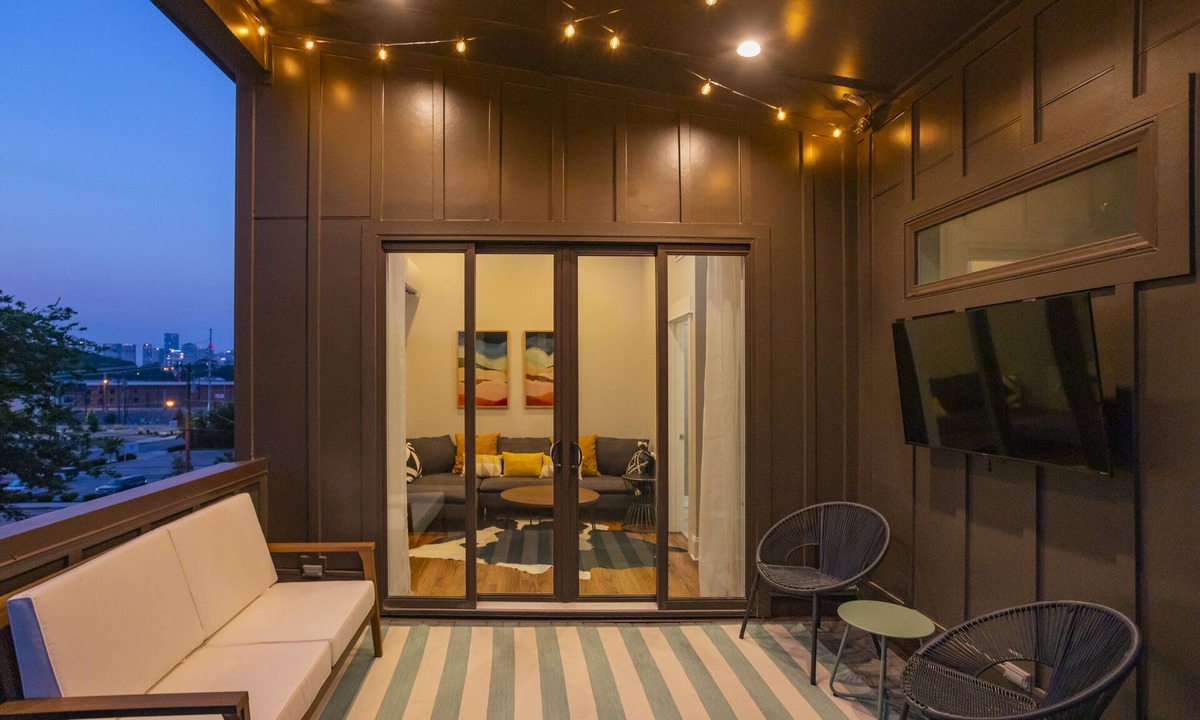 South Nashville House | WeHo 3 Story Townhome 4 of 4 w/Rooftop Deck WALKABLE! 8 mins drive to BRDWY!