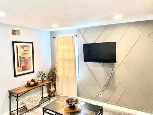 Berclair House | Welcome travel techs, King bed, 2br 1 ,5 ba, 4beds sleep 5, xAI, Project Pyramid