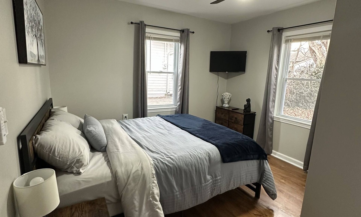 Overland Park House | Welcoming family feel enjoy a full kitchen, washer and dryer, and a pet friendly