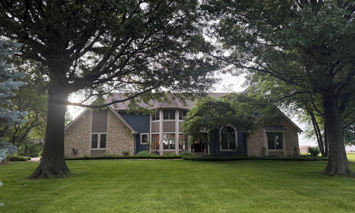 South Kansas City House | WORLD CUP OASIS! SPACIOUS, PRIVATE home on 8 acres! Sleeps 8 adults with HOT TUB