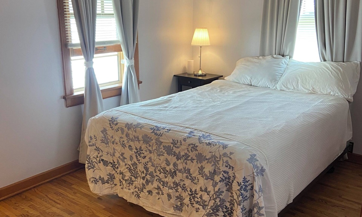Russell House | Writer’s Bungalow: Russell 2-bedroom house with AC and Hardwood Floors