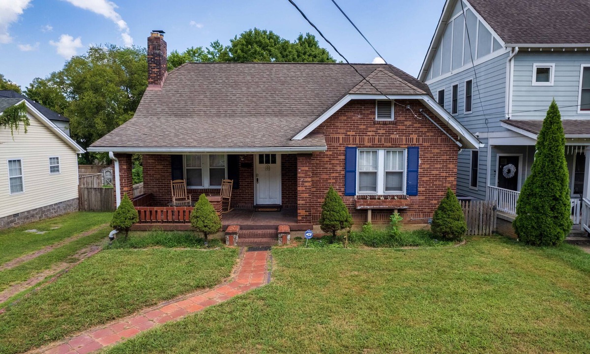 Cahal Street Group House | Your crew can rest well here. 7 beds in 5 bdrms, nice yard, A+ neighbors.